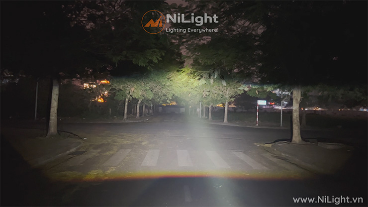 Bi Led NiLight A20 quầng sáng pha rất rót (có thể thấy rõ), hiệu ứng như Laser
