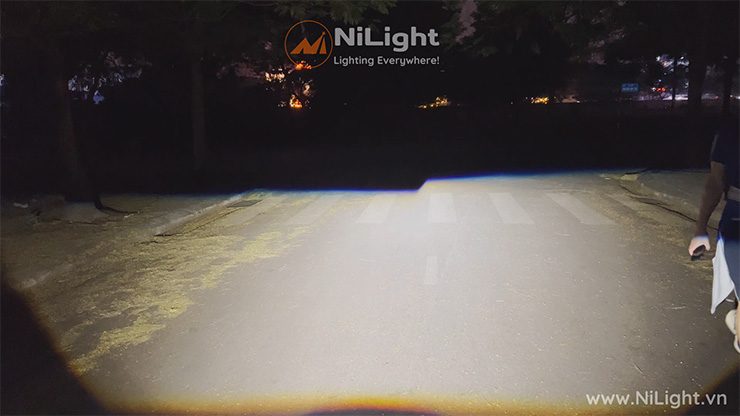 Bi Led NiLight A10 nhiệt màu 5500K rất bám đường